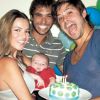 Dado Dolabella posou de pai babão no no segundo mês de aniversário do fillho João Valentim, ao lado da ex-mulher Viviane Sarahyba