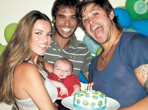 Dado Dolabella posou de pai babão no no segundo mês de aniversário do fillho João Valentim, ao lado da ex-mulher Viviane Sarahyba