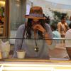 Bruna Marquezine foi ao shopping com amigos neste domingo, 20 de julho de 2014. De férias, a atriz tomou sorvete e foi muito assediada por fãs