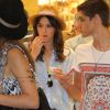 Bruna Marquezine foi ao shopping com amigos neste domingo, 20 de julho de 2014. De férias, a atriz tomou sorvete e foi muito assediada por fãs