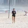 Grazi Massafera corre na praia da Barra da Tijuca, Zona Oeste do Rio de Janeiro