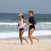 Grazi Massafera corre na praia da Barra da Tijuca, Zona Oeste do Rio de Janeiro, ao lado da amiga Ana Lima