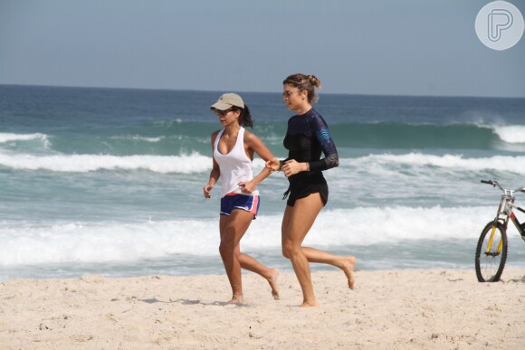 Grazi Massafera corre na praia da Barra da Tijuca, Zona Oeste do Rio de Janeiro, ao lado da amiga Ana Lima