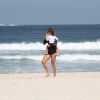 Grazi Massafera pega a filha, Sofia, no colo na praia da Barra da Tijuca, Zona Oeste do Rio