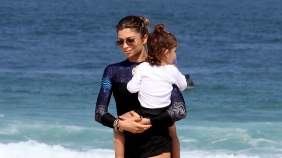 Acompanhada da sobrinha, Grazi Massafera brinca em praia com a filha, Sofia