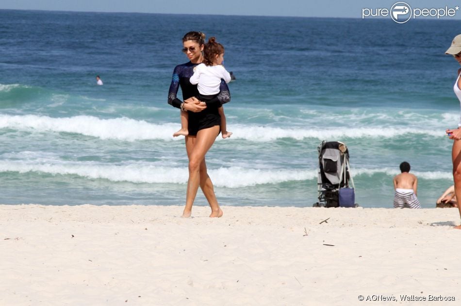 Grazi Massafera pega a filha, Sofia, no colo na praia da Barra da Tijuca, Zona Oeste do Rio