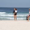 Grazi Massafera pega a filha, Sofia, no colo na praia da Barra da Tijuca, Zona Oeste do Rio