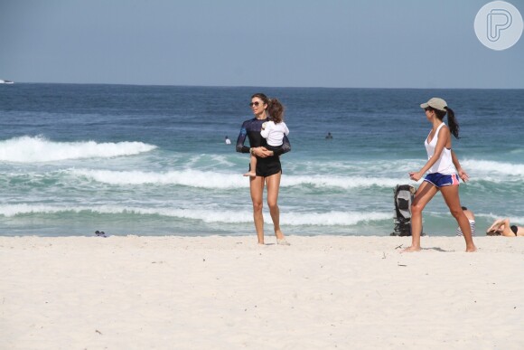 Grazi Massafera deixa a praia com Sofia e a amiga Ana Lima