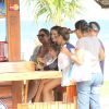 Grazi Massafera compra água de coco para Sofia em quiosque na praia
