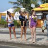 Grazi Massafera deixa a praia com a filha, Sofia, a amiga Ana Lima e a prima Gleicy Massafera