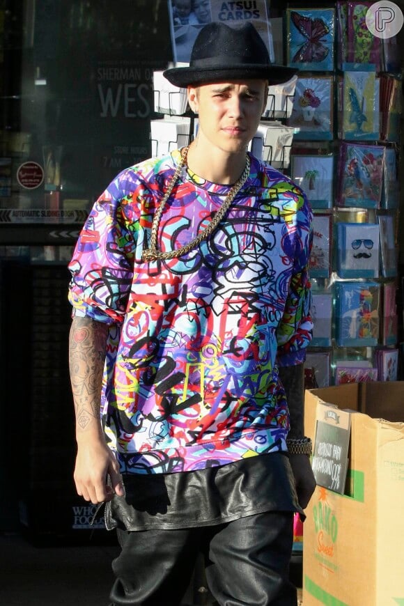Justin Bieber incomodou a sua vizinhança durante uma festa na cobertura do seu apartamento no condomínio Oakhurt, em Beverly Hills, na noite do último sábado, 19 de julho de 2014