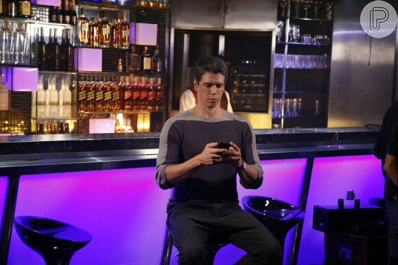 Suzana Pires roda cenas do filme 'Loucas pra Casar' com Márcio Garcia, na boate Paris Café, no Rio de Janeiro (22 de julho de 2014)