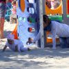 Guilhermina Guinle levou a filha, Minna, para brincar na praia de Ipanema, na Zona Sul do Rio. Usando uma touquinha da personagem infantil Peppa Pig, a menina, de 10 meses, deu show de fofura