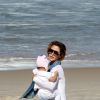 Guilhermina Guinle levou a filha, Minna, para brincar na praia de Ipanema, na Zona Sul do Rio. Usando uma touquinha da personagem infantil Peppa Pig, a menina, de 10 meses, deu show de fofura