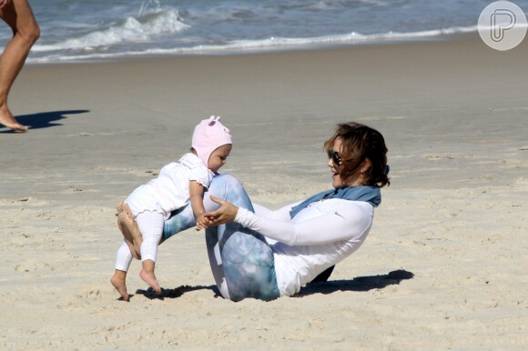 Guilhermina Guinle levou a filha, Minna, para brincar na praia de Ipanema, na Zona Sul do Rio no final da manhã desta quarta-feira, 23 de julho de 2014