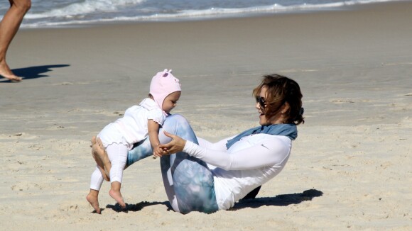 Guilhermina Guinle se diverte com a filha, Minna, em praia do Rio