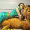Jennifer Lopez encomendou um bolo enorme, com uma estátua sua em cima de um leão, no valor de R$ 222 mil.