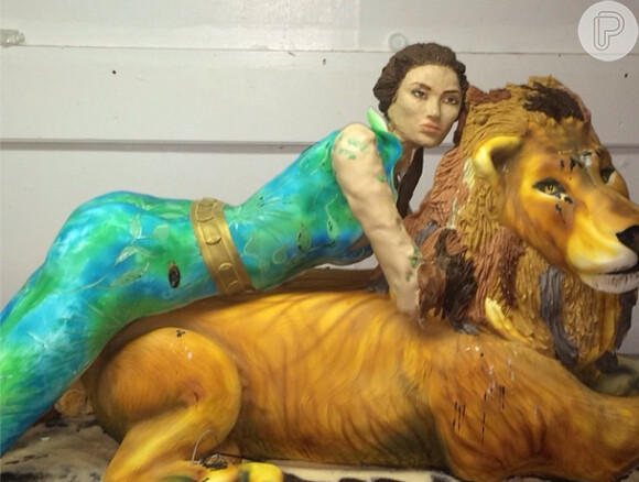 Jennifer Lopez encomendou um bolo enorme, com uma estátua sua em cima de um leão, no valor de R$ 222 mil.