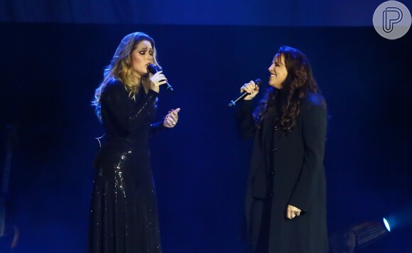 Tânia Mara canta com Ana Carolina na estreia da turnê 'Só Vejo Você'