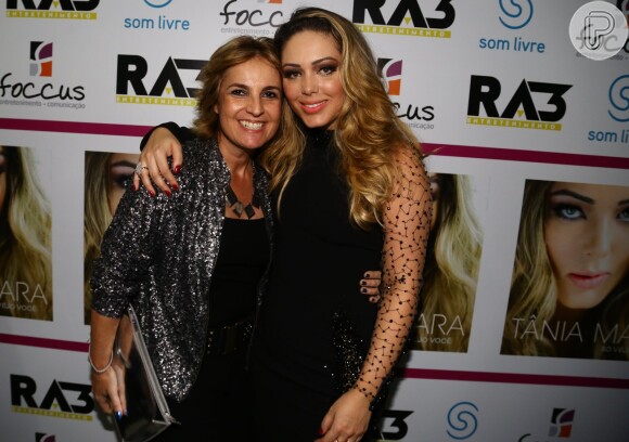 Tânia Mara posa com a cantora Isabella Taviani após o show
