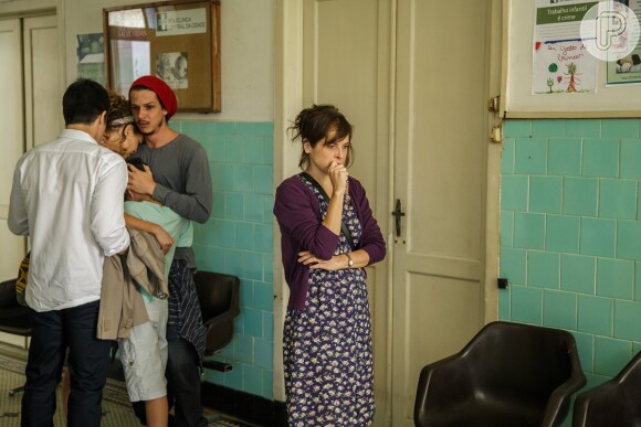 Elivaldo (Rafael Losso) e sua família estão abalados com a notícia do câncer de Eliane (Malu Galli), em 'Império'