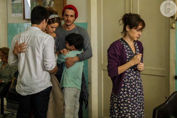 Elivaldo (Rafael Losso) e Cristina (Leandra Leal) sofrem com a doença da mãe, em 'Império'
