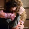 Preso, Elivaldo (Rafael Losso) abraça Cristina, em cena de 'Império'