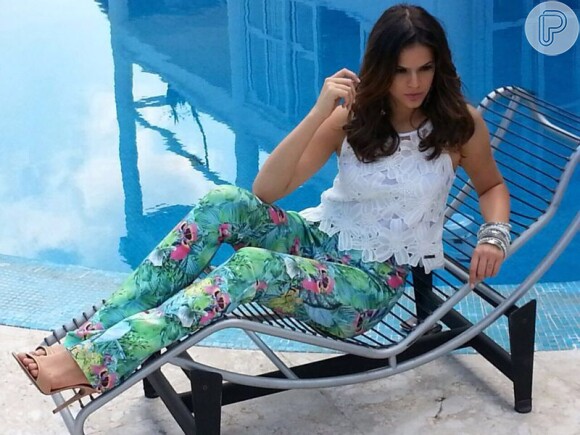 Apesar de mostrar o lado mulherão em algus ensaios, Bruna Marquezine é garota-propaganda de uma marca de roupas adolescente
