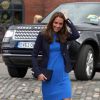 Para ir ao evento, Kate Middleton escolheu um tubinho azul claro da estilista Stella McCartney