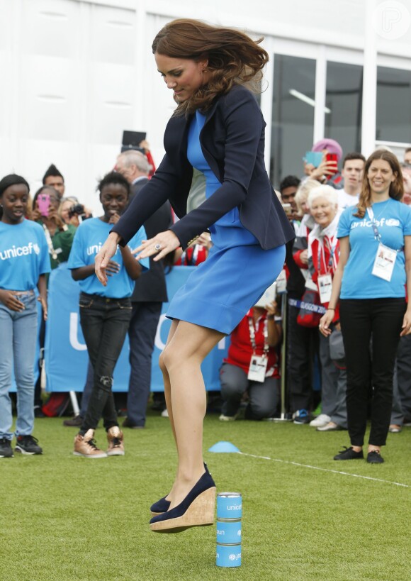 Kate Middleton se divertiu pulando obstáculos e jogando bola durante um evento esportivo na Escócia, na manhã desta terça-feira, 29 de julho de 2014