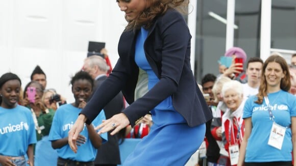 Kate Middleton joga bola e salta obstáculos em campeonato de atletismo