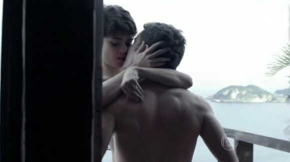 No ar em 'O Rebu', Sophie Charlotte está contracenando com o namorado, Daniel de Oliveira, com quem protagoniza cenas quentes