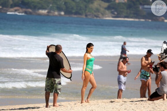 Isabelli Fontana exibiu a ótima forma durante o ensaio fotográfico realizado na praia de Ipanema na tarde desta quarta-feira, 30 de julho de 2014