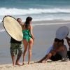 Isabelli Fontana posa sensual para o fotógrafo na praia de Ipanema