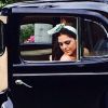 Jessika Alves posa de costas em carro retrô para ensaio fotográfico da 'Playboy'