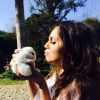 Jessika Alves manda beijo para coelhinho durante ensaio da 'Playboy'