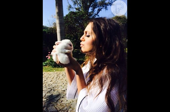 Jessika Alves manda beijo para coelhinho durante ensaio da 'Playboy'