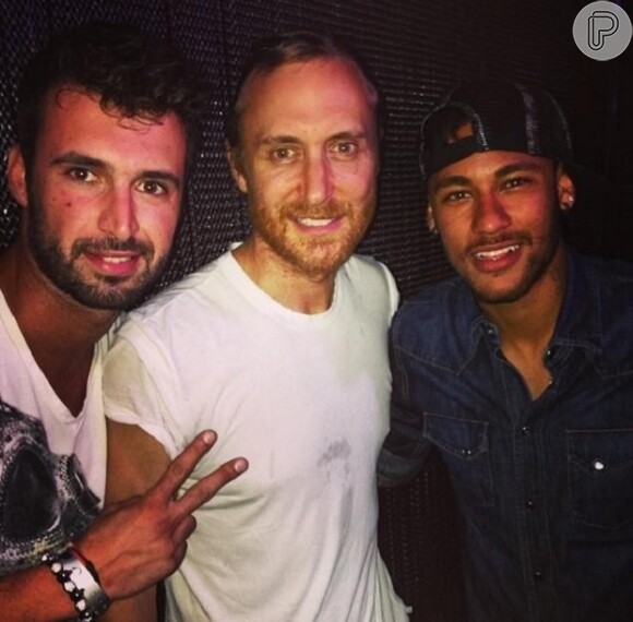 Neymar curtiu show de David Guetta ao lado de amigos