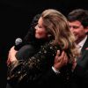 Flávia Alessandra abraça Max Weber no 19º Prêmio Avon de Maquiagem