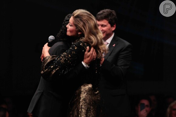 Flávia Alessandra abraça Max Weber no 19º Prêmio Avon de Maquiagem
