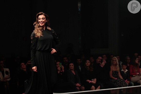 Mônica Martelli se divertiu na passarela do Prêmio Avon de Maquiagem