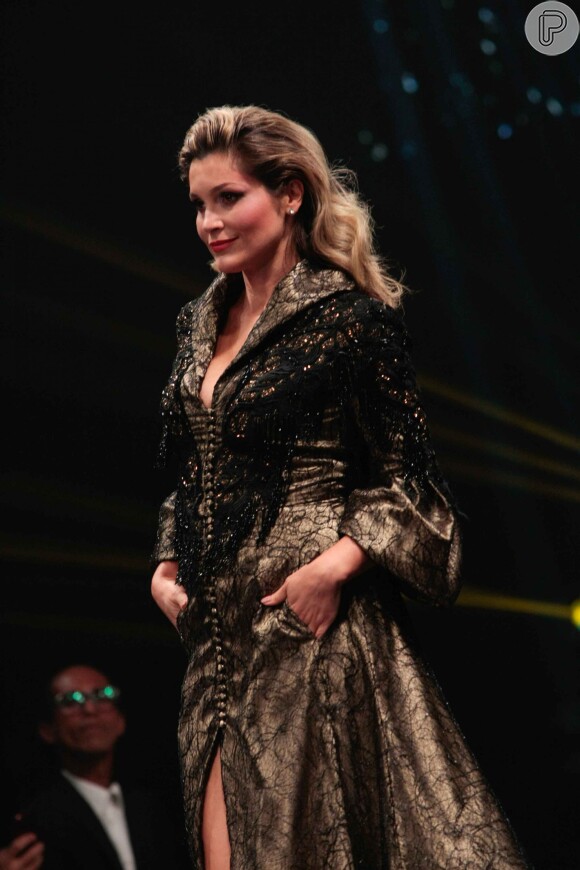 Flávia Alessandra brilhou no 19º Prêmio Avon de Maquiagem nesta quinta-feira, 31 de julho de 2014