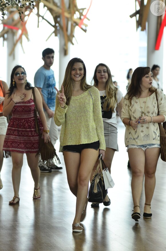 Juliana Paiva estava com amigas no shopping