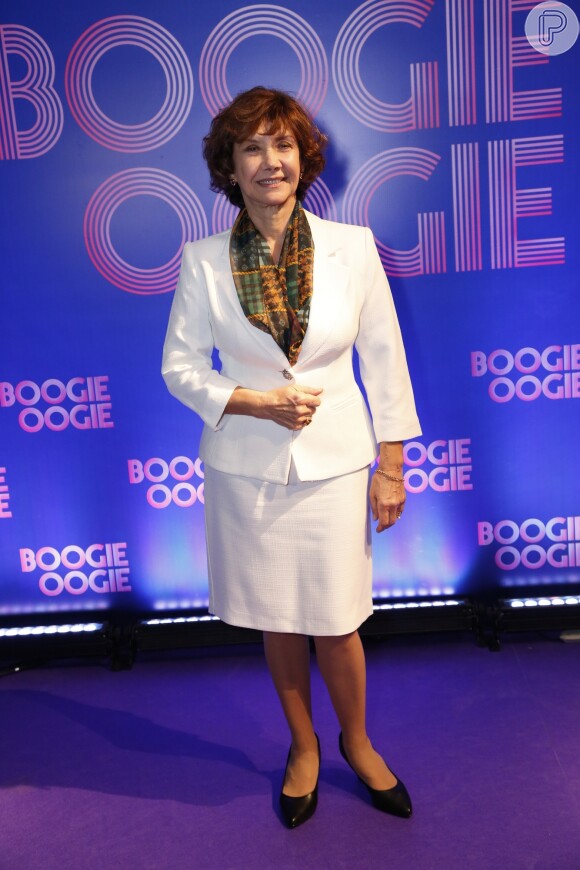 Ana Rosa escolheu um blazer e saia brancos, combinado com uma echarpe para a festa de lançamento da novela 'Boogie Oogie'