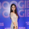 Juliana Davila escolheu um vestido com transparência e brilho para a festa de lançamento da novela 'Boogie Oogie'