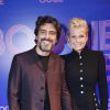 Xuxa chegou com Junno Andrade à festa de lançamento da novela 'Boogie Oogie'. A apresentadora usou um casaco preto e uma calça pantalona para a comemoração