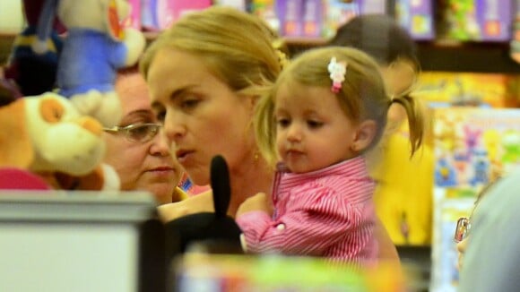 Angélica leva a filha caçula, Eva, a uma loja de brinquedos em shopping do Rio