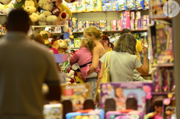 Angélica levou a filha a uma loja de brinquedos no shopping