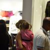 Angélica levou a filha, Eva, ao shopping Village Mall, na Barra da Tijuca, Zona Oeste do Rio de Janeiro, neste domingo, 3 de agosto de 2014