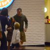 Luciano Huck levou os filhos Joaquim e Benício ao cinema no mesmo shopping, na Barra da Tijuca